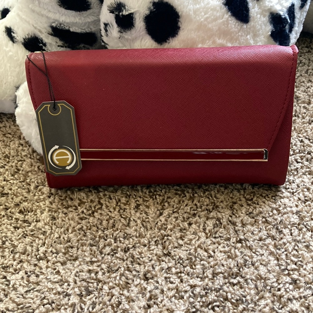 Never worn, burgundy clutch bag, detachable strap, faux leather.